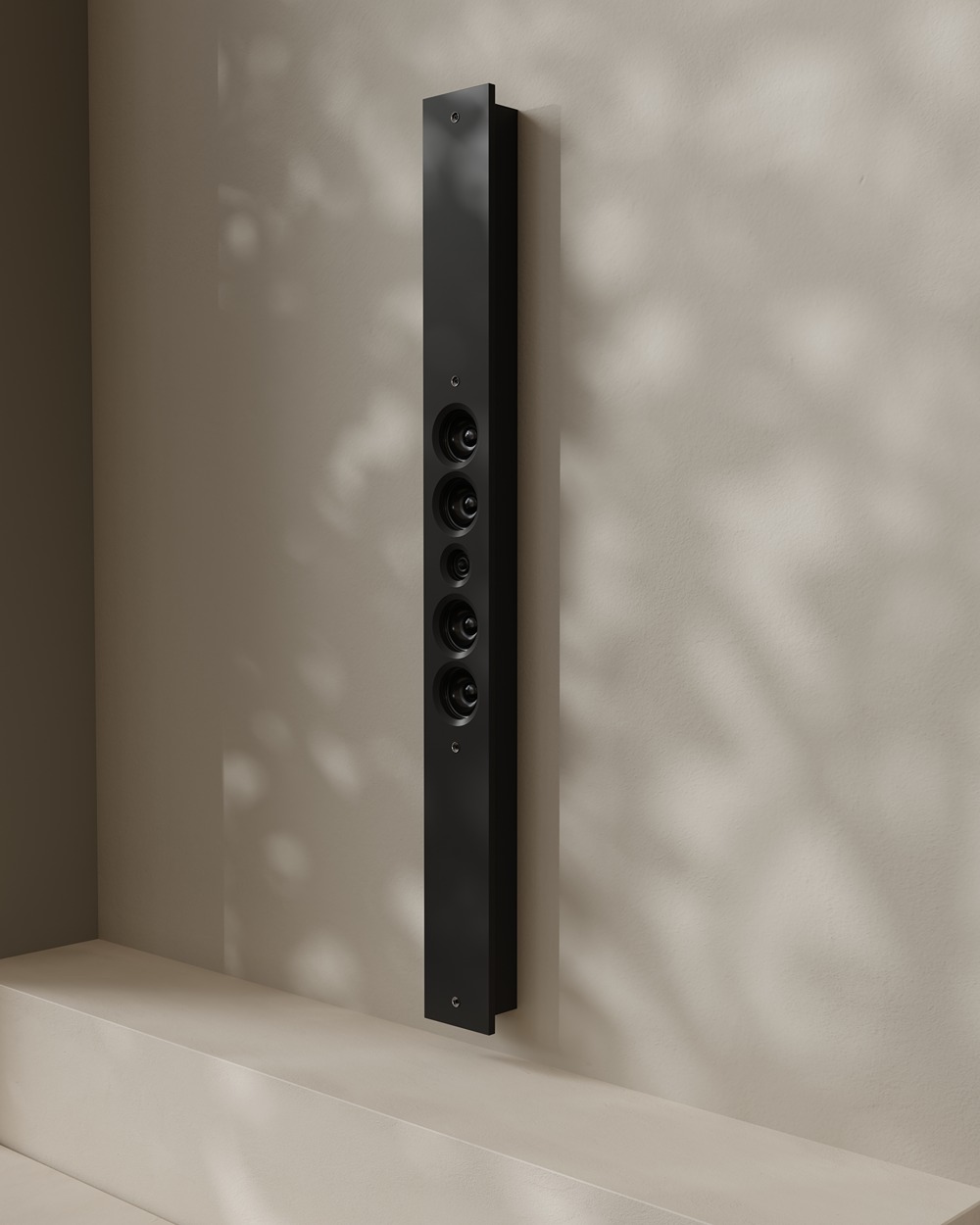 C-4-1_SOFTPACK_ONWALL_VERTICAL_BLACK_SIZE_1